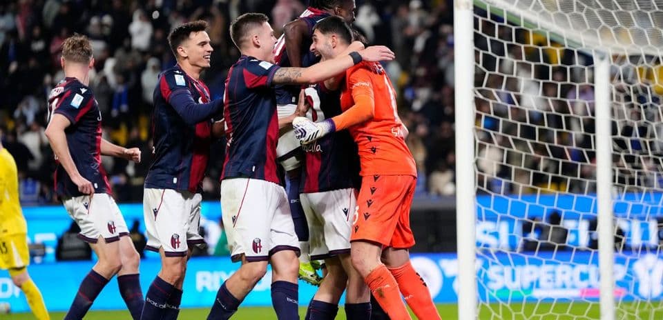 Jugadores de Bologna celebrando un gol