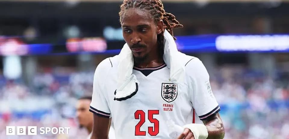 Jugador de Inglaterra con camiseta número 25 saliendo del campo