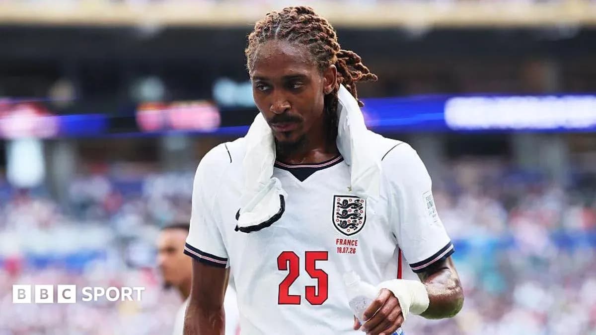 Jugador de Inglaterra con camiseta número 25 saliendo del campo