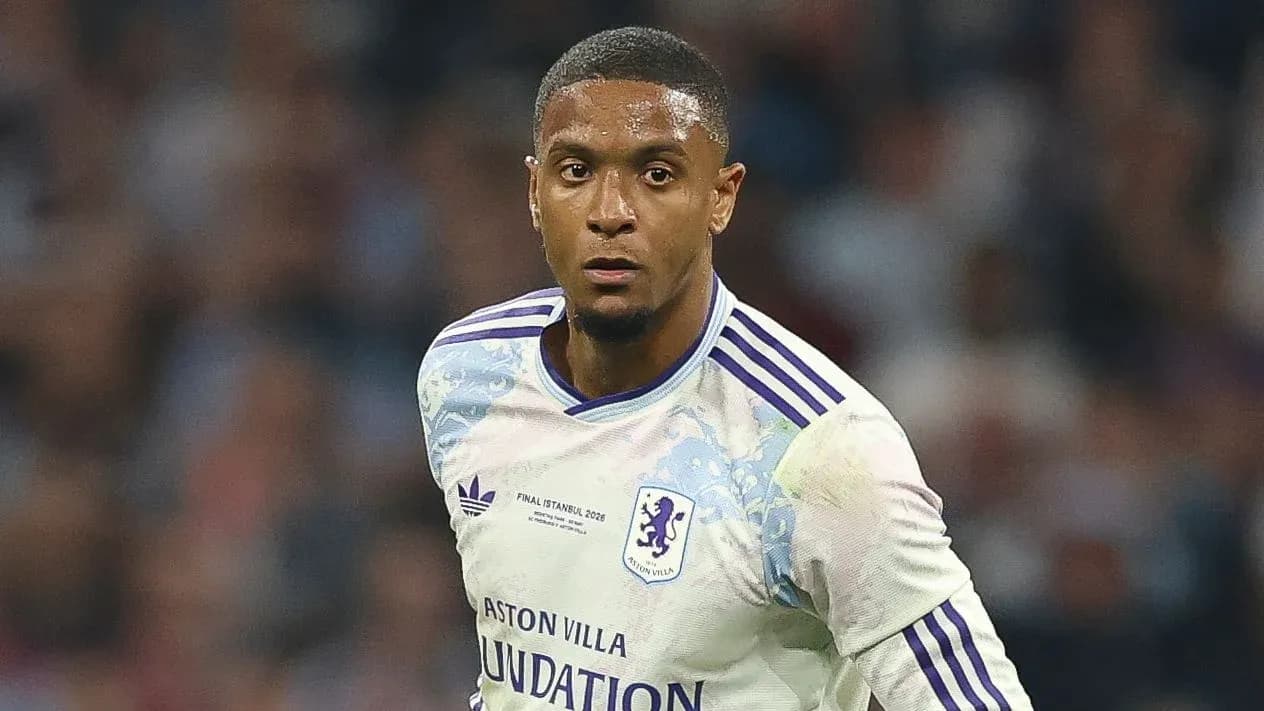 Jugador de Aston Villa en acción durante el partido