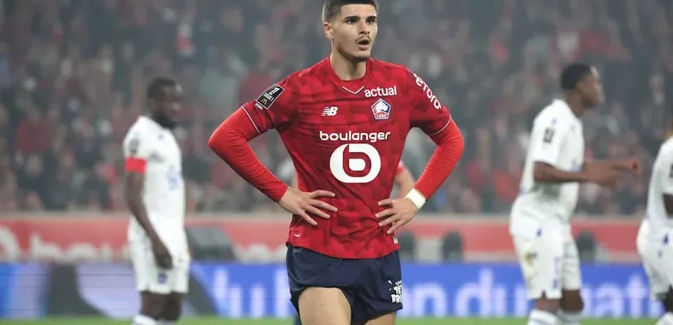 Jugador de Lille en acción durante partido de fútbol