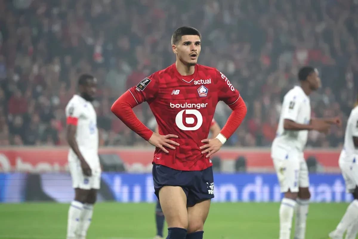 Jugador de Lille en acción durante partido de fútbol