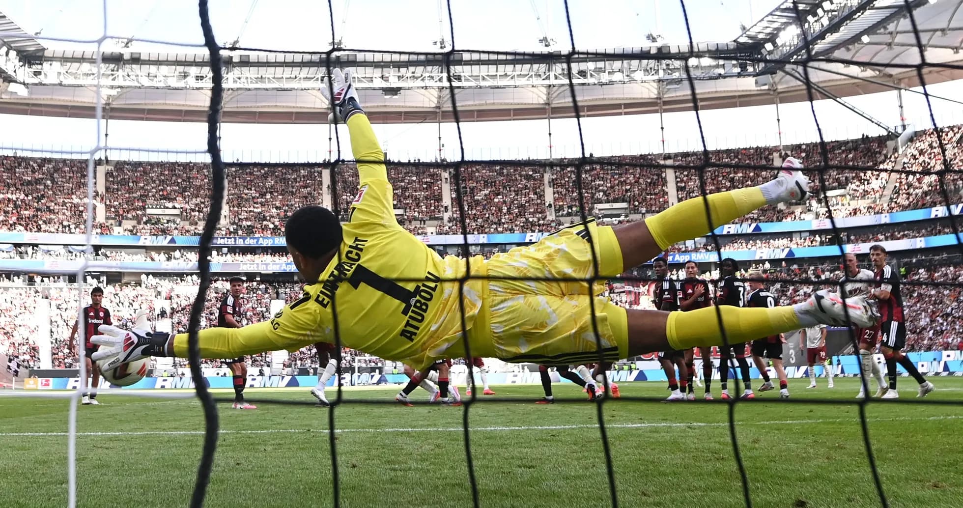 Portero lanzándose para detener un tiro penal
