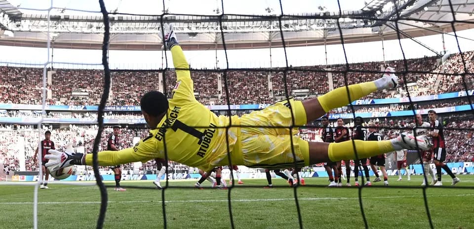 Portero lanzándose para detener un tiro penal