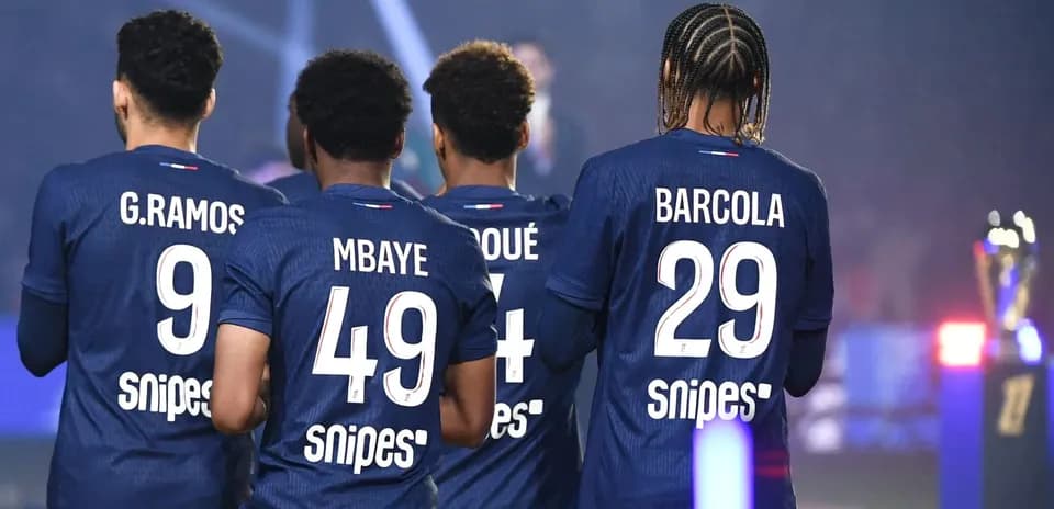Jugadores de fútbol de espaldas con camisetas numeradas