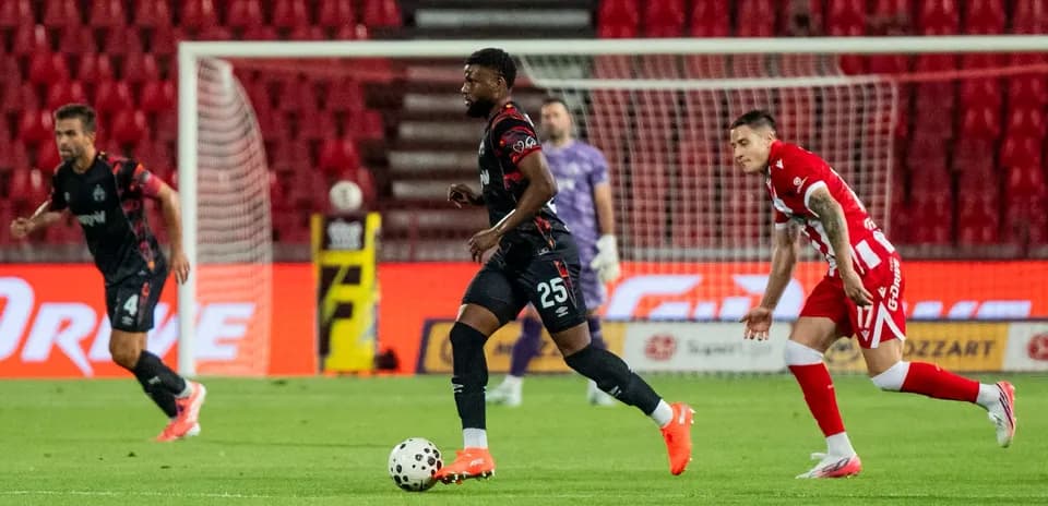 Jugador corriendo con el balón en el partido