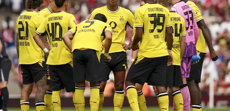Jugadores del Dortmund en reunión táctica en el campo