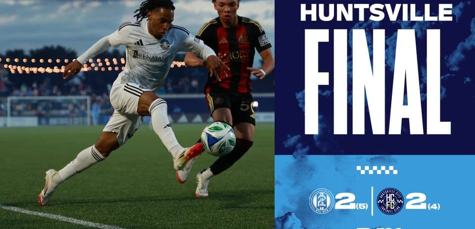 Jugador de Huntsville City disputando el balón