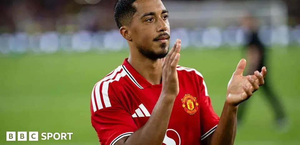 Jugador aplaudiendo con camiseta de Manchester United