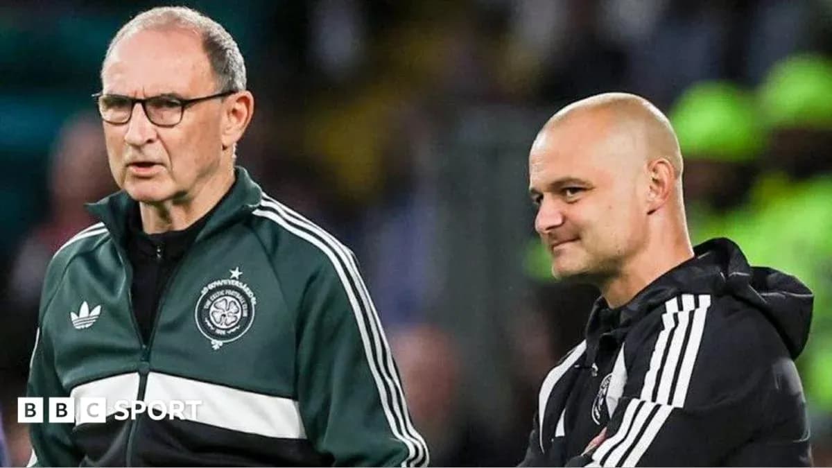 Entrenadores conversando en el campo de fútbol