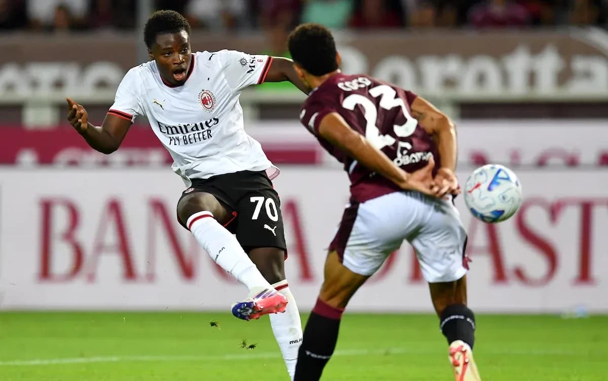 Jugador de AC Milan disparando a puerta