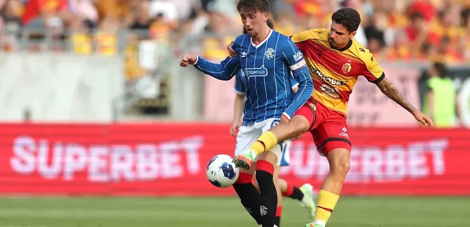 Jugador de Jagiellonia en acción contra Rangers