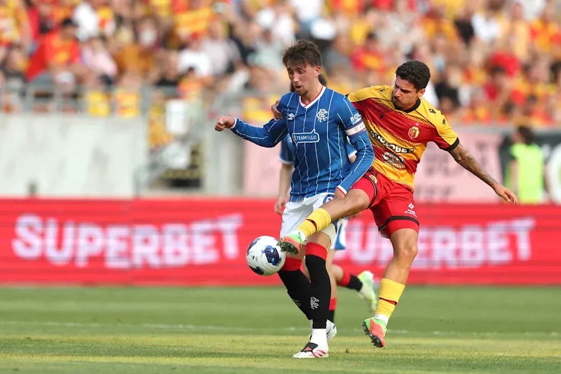 Jugador de Jagiellonia en acción contra Rangers