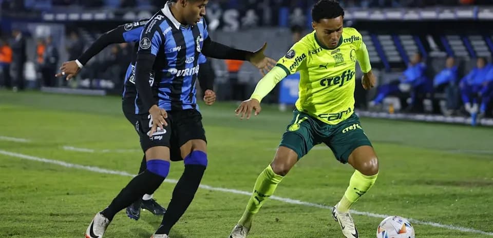 Jugadores compitiendo por el balón en un partido