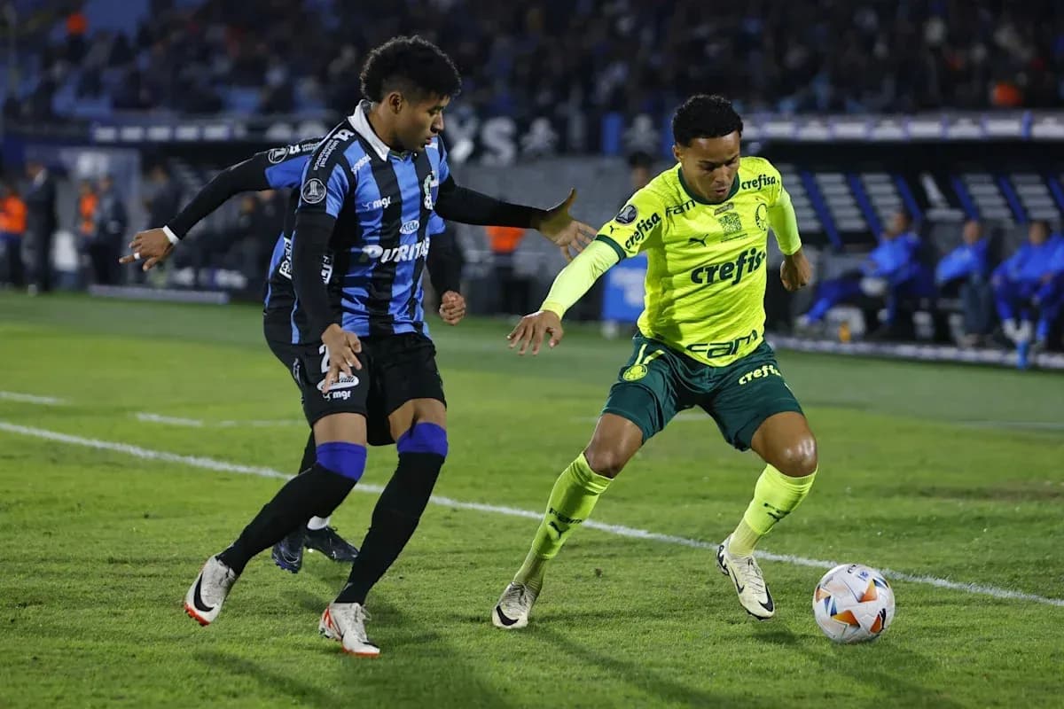 Jugadores compitiendo por el balón en un partido