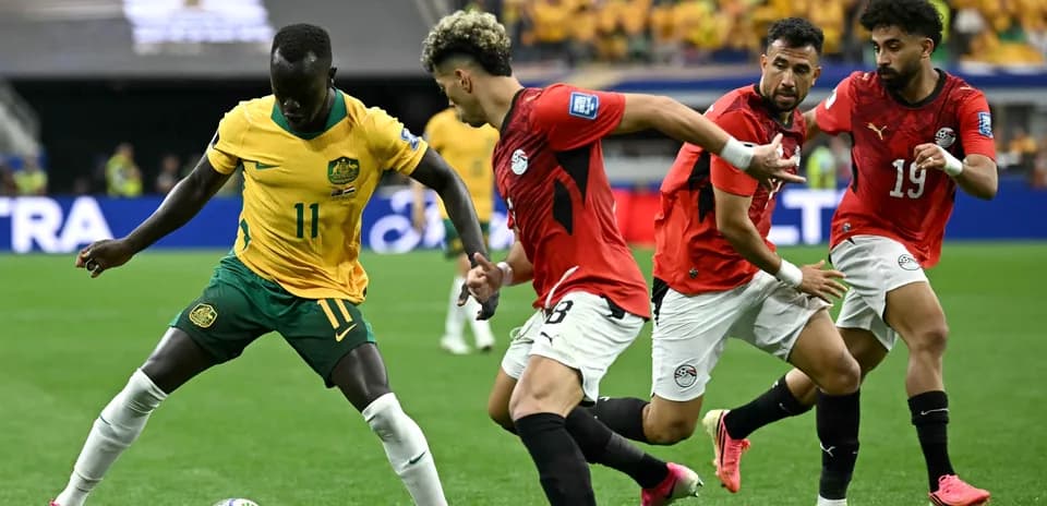 Jugadores de Australia y Egipto disputando el balón