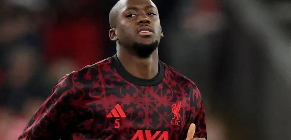 Jugador de Liverpool con camiseta de entrenamiento
