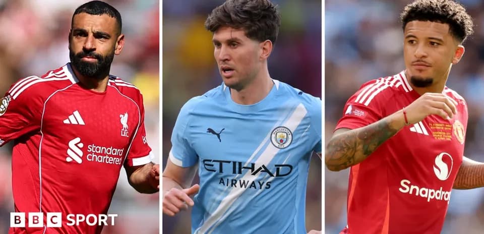 Tres jugadores de fútbol en sus respectivos uniformes