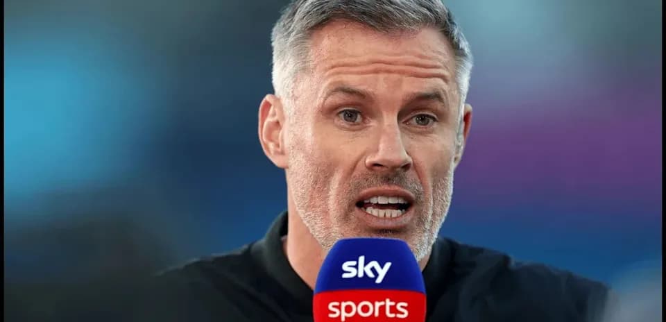 Analista hablando en un micrófono de Sky Sports