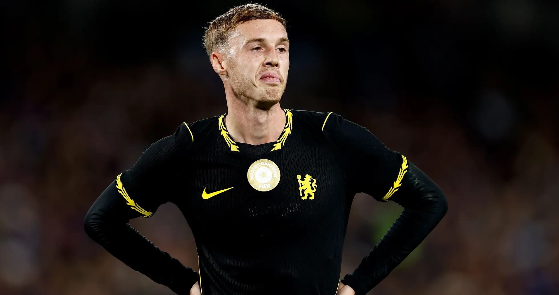 Jugador de Chelsea con camiseta negra en el campo