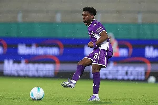 Jugador de fútbol en acción durante un partido