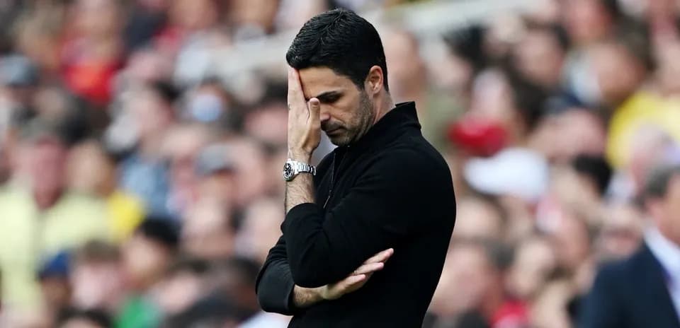 Entrenador con la mano en la frente durante el partido