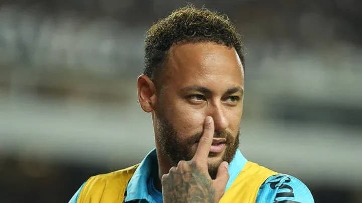 Jugador señalando con el dedo durante el partido