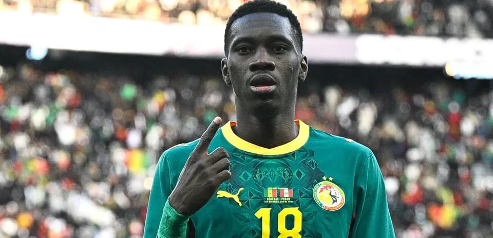 Jugador de Senegal levantando un dedo en celebración