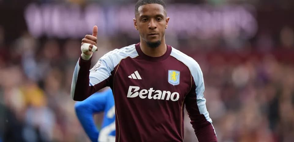 Portero de Aston Villa señalando con pulgar hacia arriba