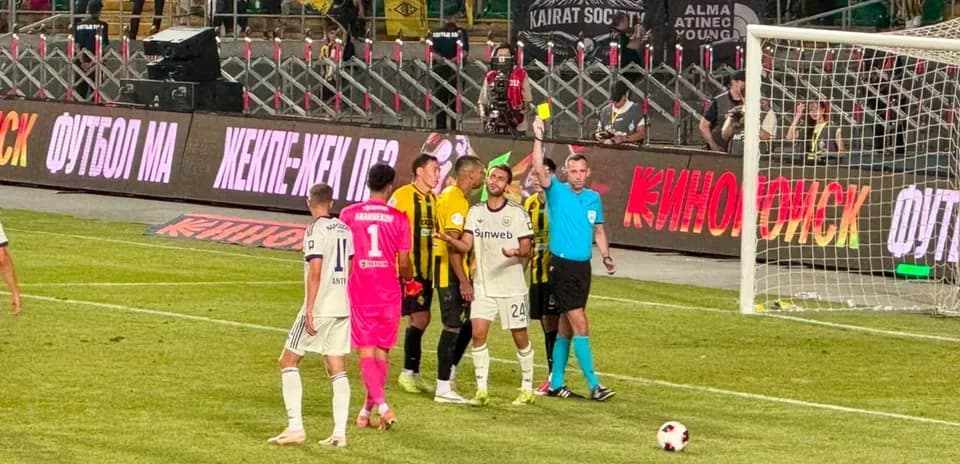 Jugadores de Kairat Almaty y Anderlecht en el partido