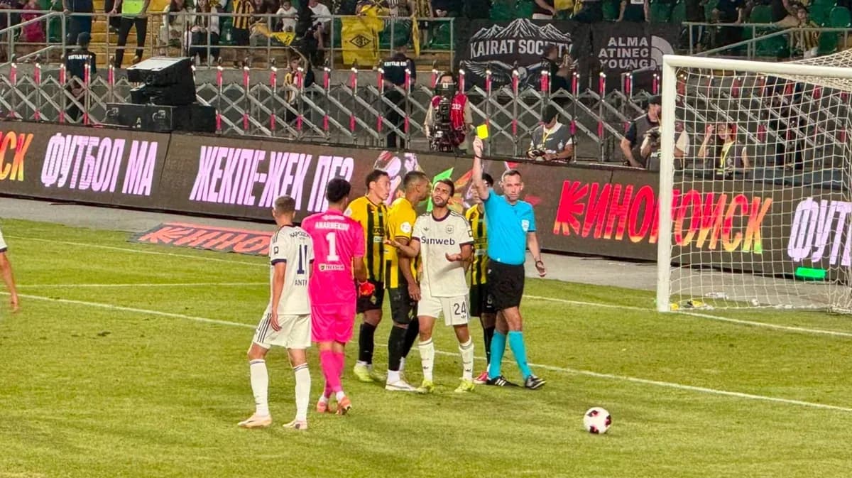 Jugadores de Kairat Almaty y Anderlecht en el partido