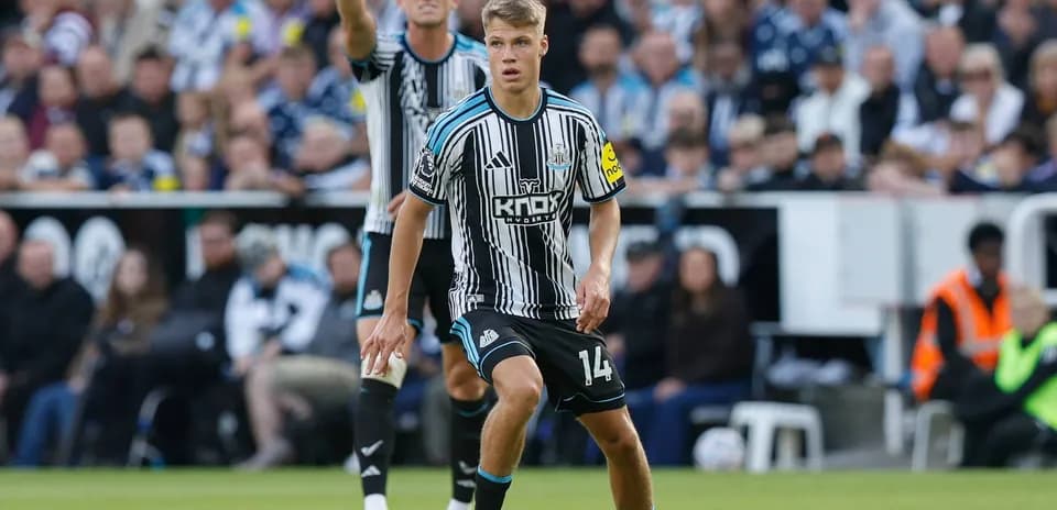 Jugador de Newcastle United controlando el balón en partido