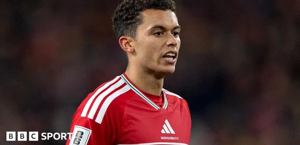 Jugador de fútbol en uniforme rojo durante partido