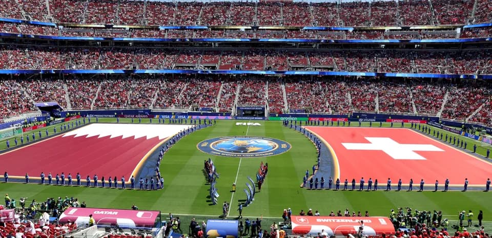 Banderas de Qatar y Suiza en el estadio