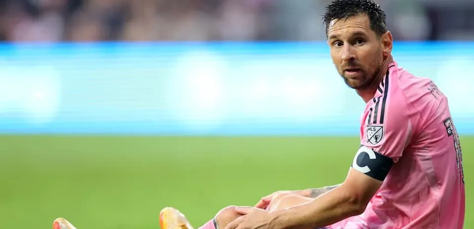 Jugador sentado en el campo durante un partido