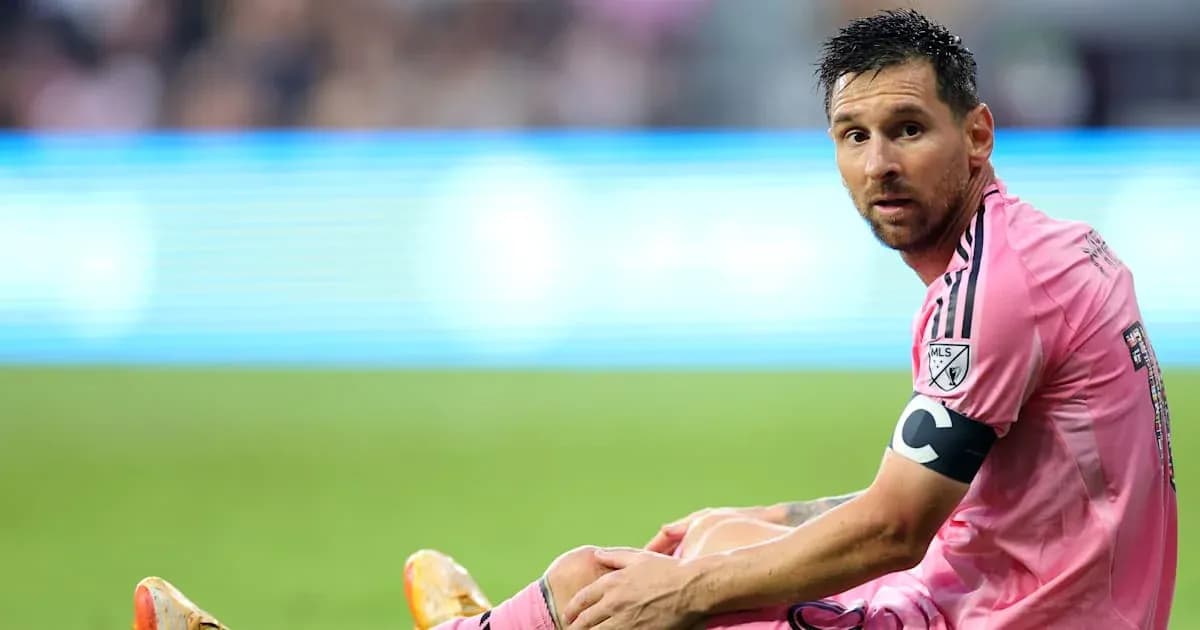 Jugador sentado en el campo durante un partido
