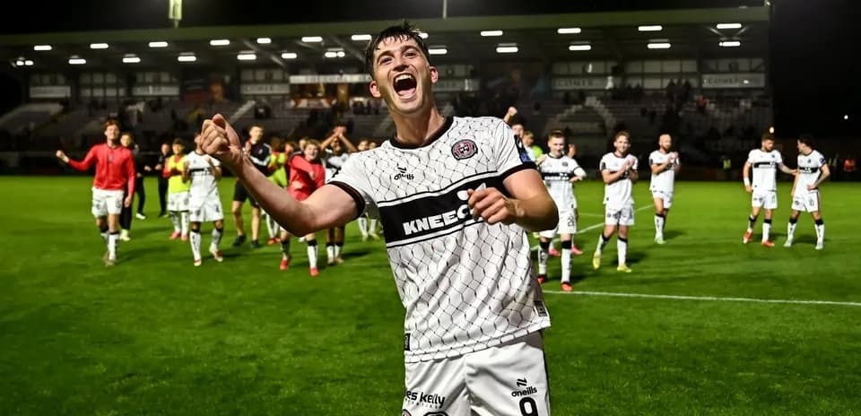 Jugador celebrando con compañeros tras el partido