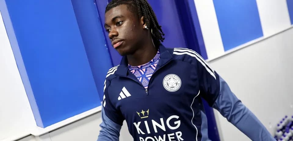 Jugador de Leicester City caminando por vestuario