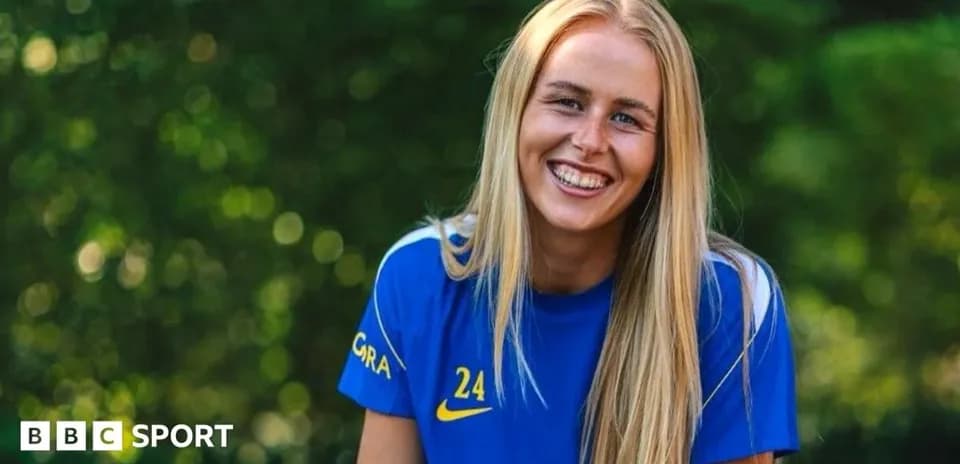 Jugadora sonriente con camiseta azul en exterior