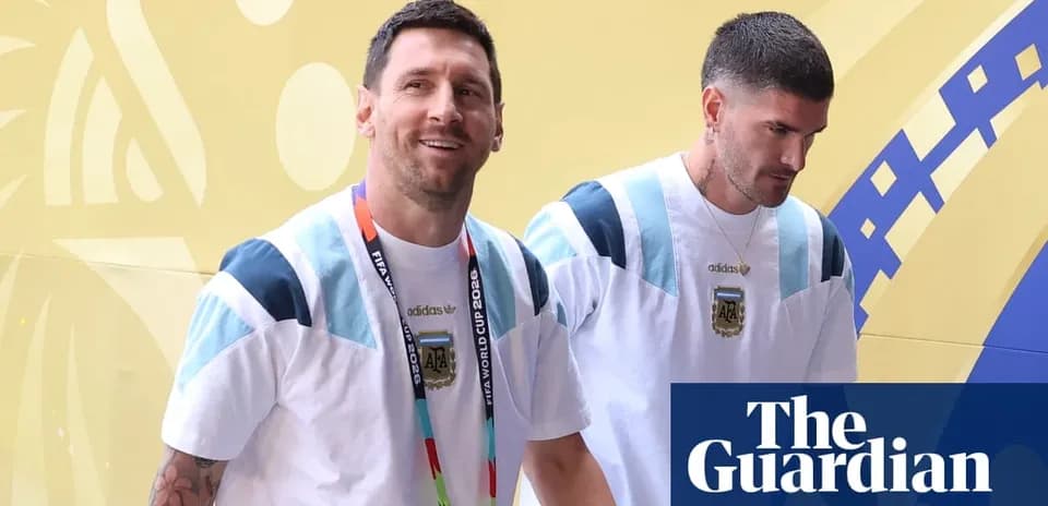 Lionel Messi y compañero entrando al estadio