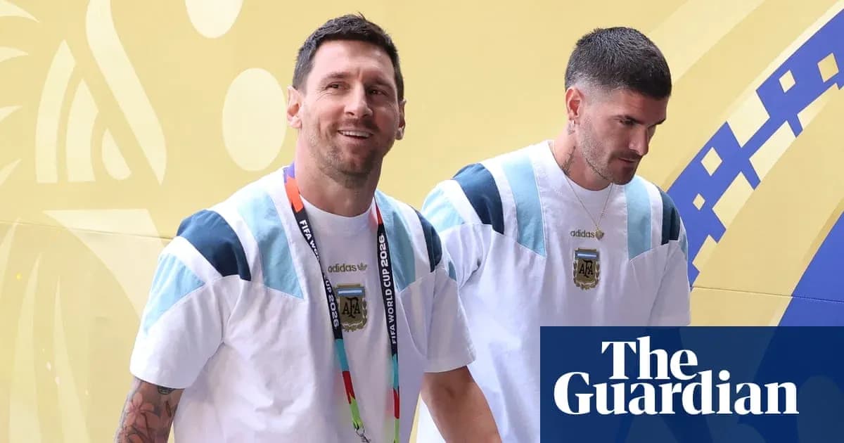 Lionel Messi y compañero entrando al estadio