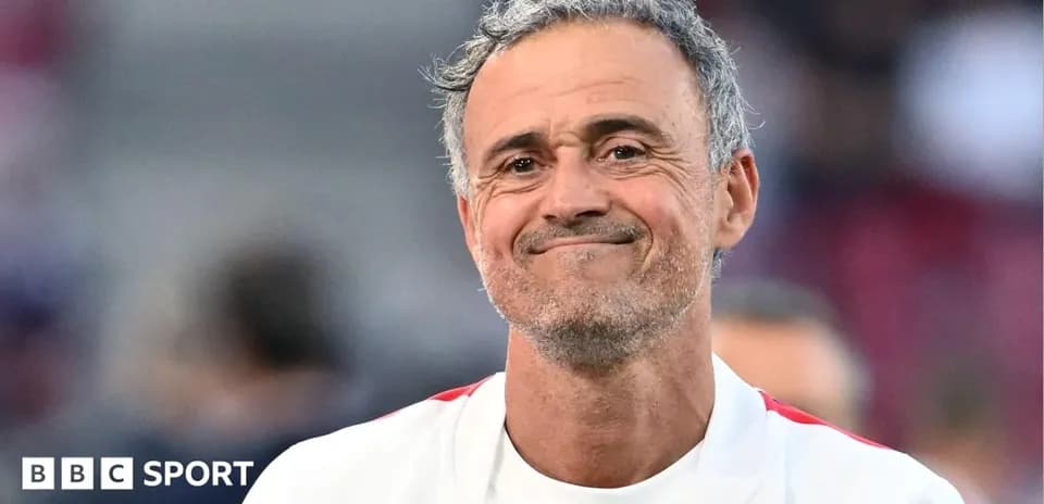 Entrenador sonriendo en el campo de fútbol