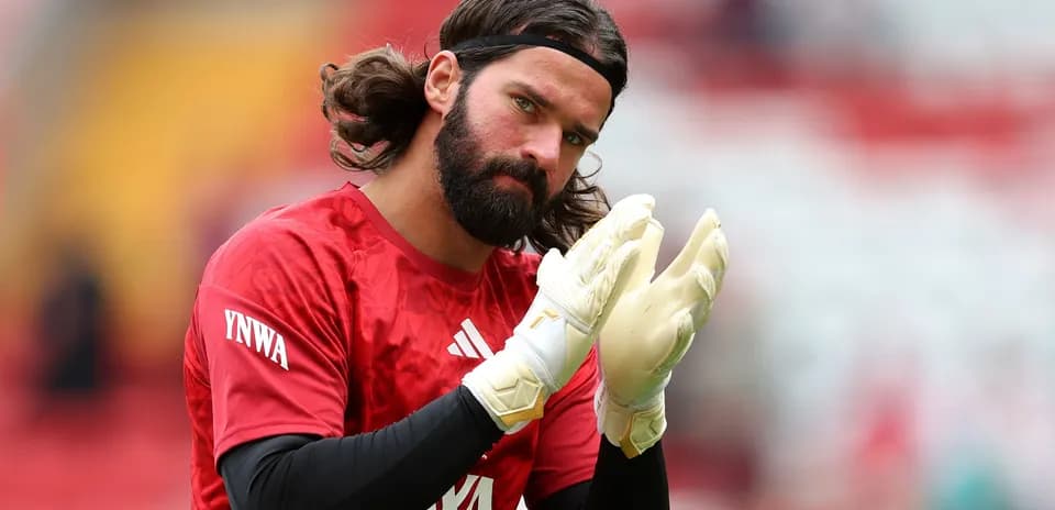 Portero aplaudiendo con guantes durante calentamiento