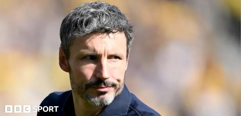 Entrenador en el campo durante el partido