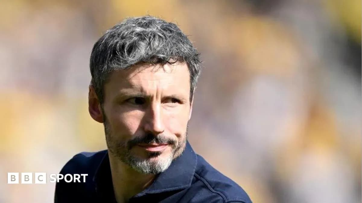 Entrenador en el campo durante el partido