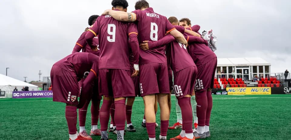 Jugadores de Loudoun United en círculo antes del partido