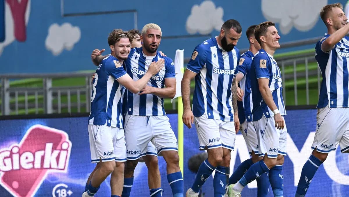 Jugadores de Lech Poznan celebrando un gol