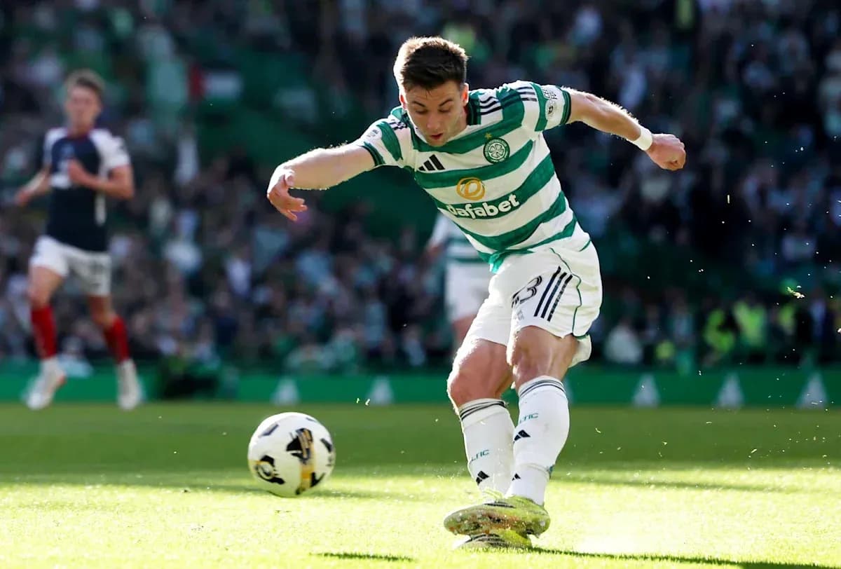 Jugador de Celtic disparando el balón en el campo