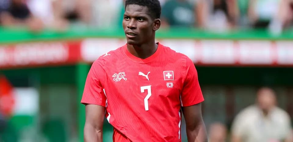 Jugador de Suiza con camiseta roja durante partido