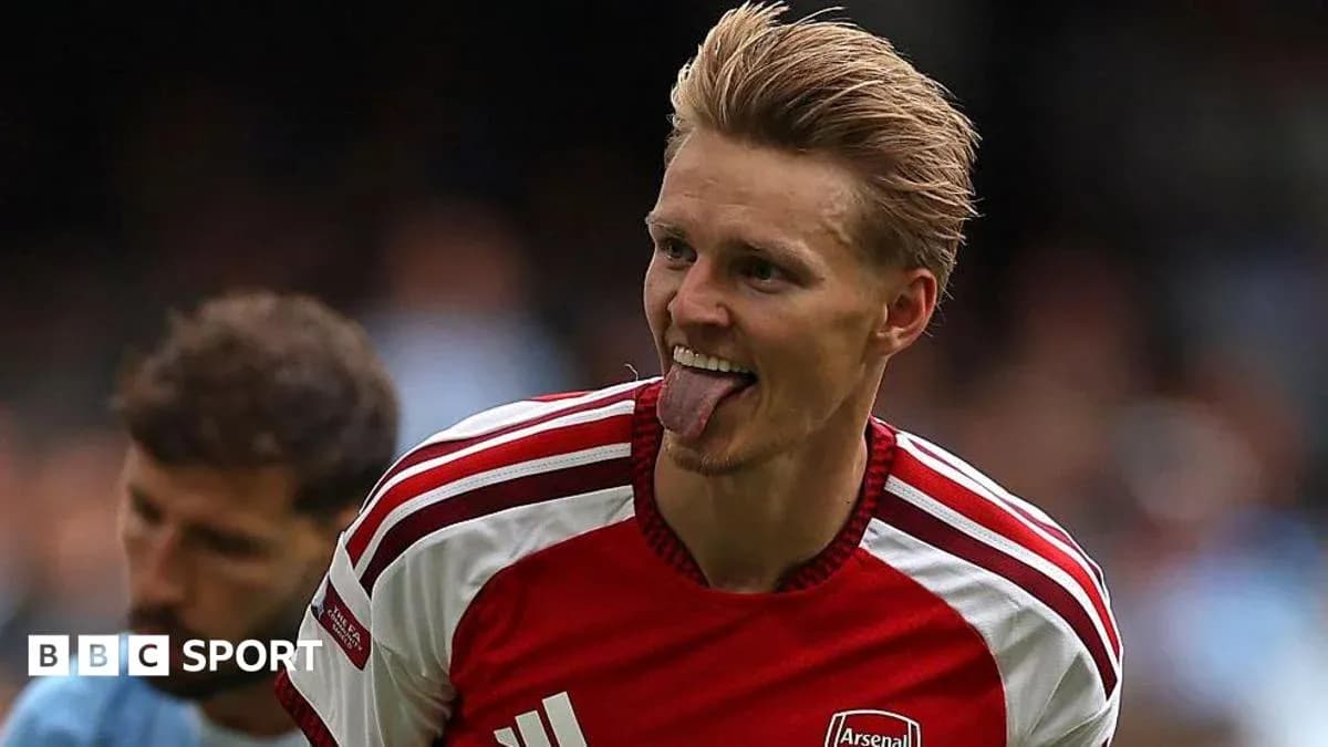 Jugador de Arsenal celebrando con la lengua fuera